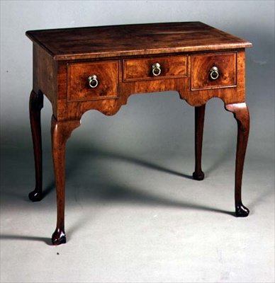 Lowboy avec pieds cabriole, c.1715 - English School